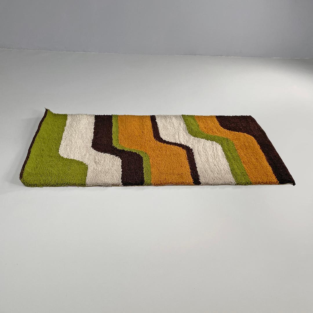 Moderno Tappeto italiano moderno rettangolare con decorazioni ondulate in verde e arancione, anni '70 in vendita