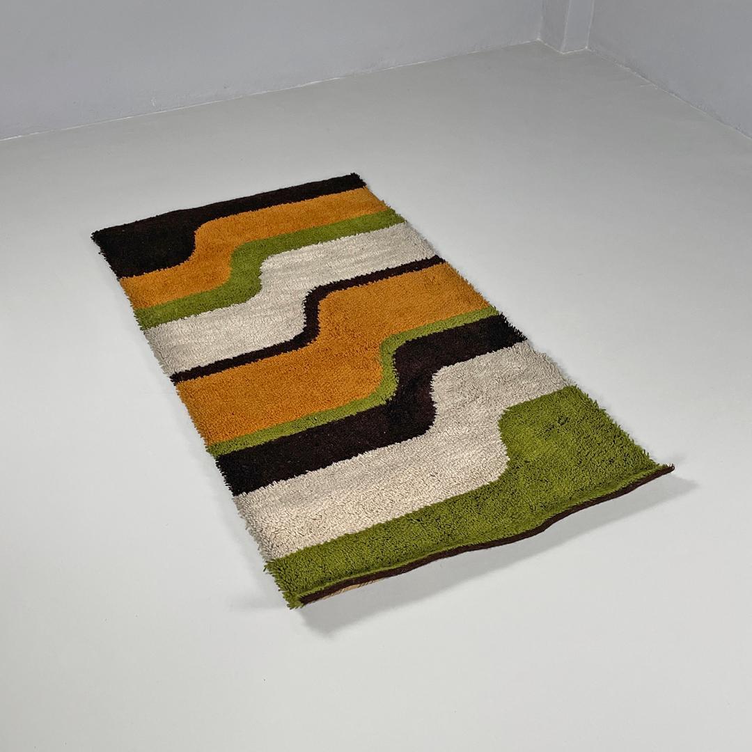 Italiano Tappeto italiano moderno rettangolare con decorazioni ondulate in verde e arancione, anni '70 in vendita