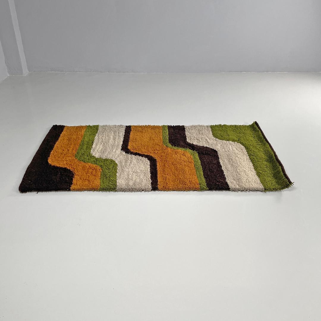 Tappeto italiano moderno rettangolare con decorazioni ondulate in verde e arancione, anni '70 In condizioni buone in vendita a MIlano, IT