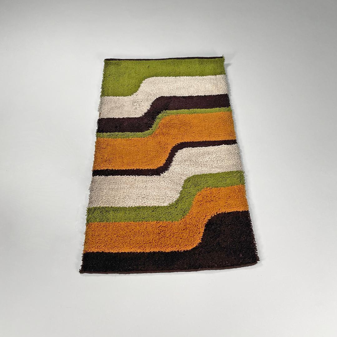 Fine XX secolo Tappeto italiano moderno rettangolare con decorazioni ondulate in verde e arancione, anni '70 in vendita