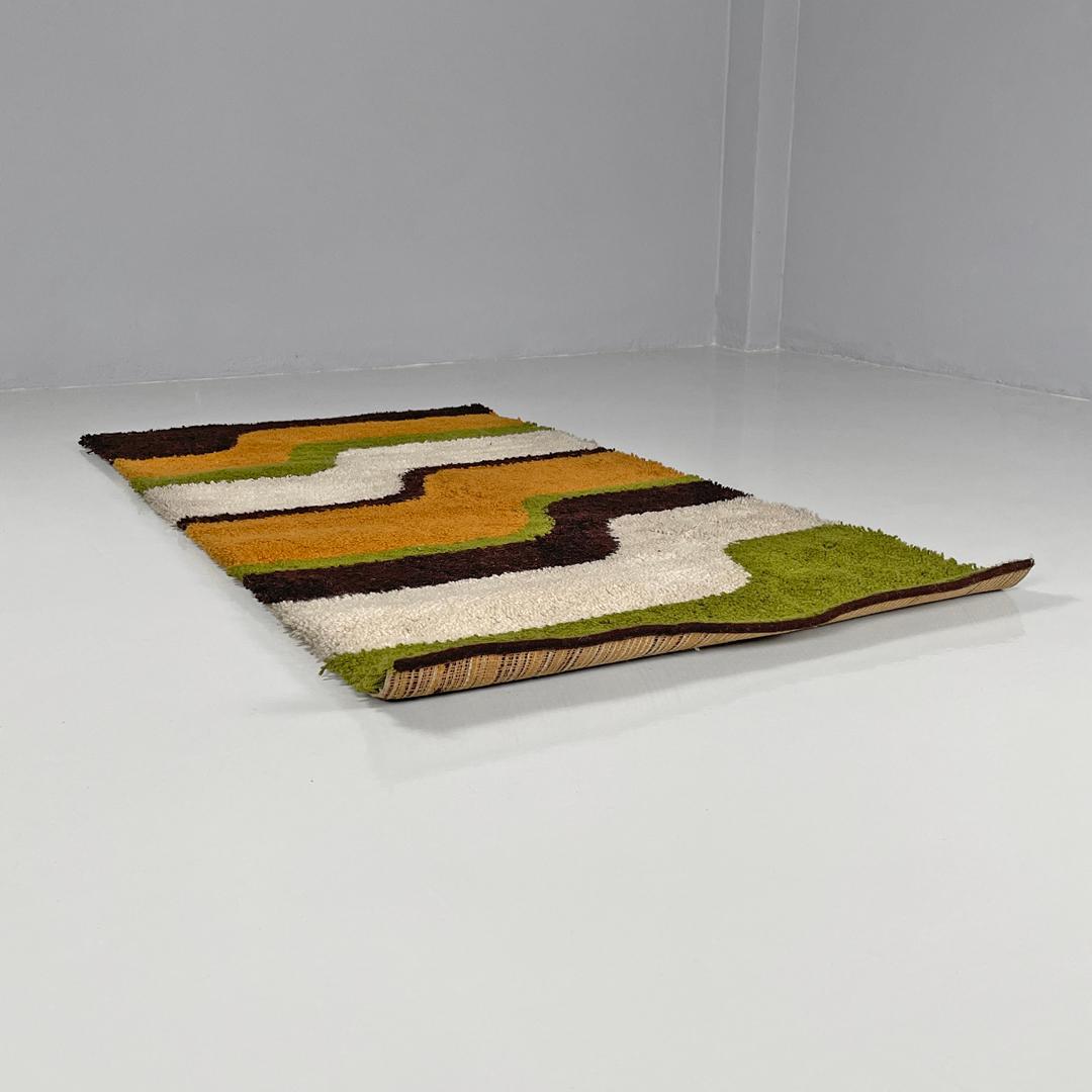 Tessuto Tappeto italiano moderno rettangolare con decorazioni ondulate in verde e arancione, anni '70 in vendita