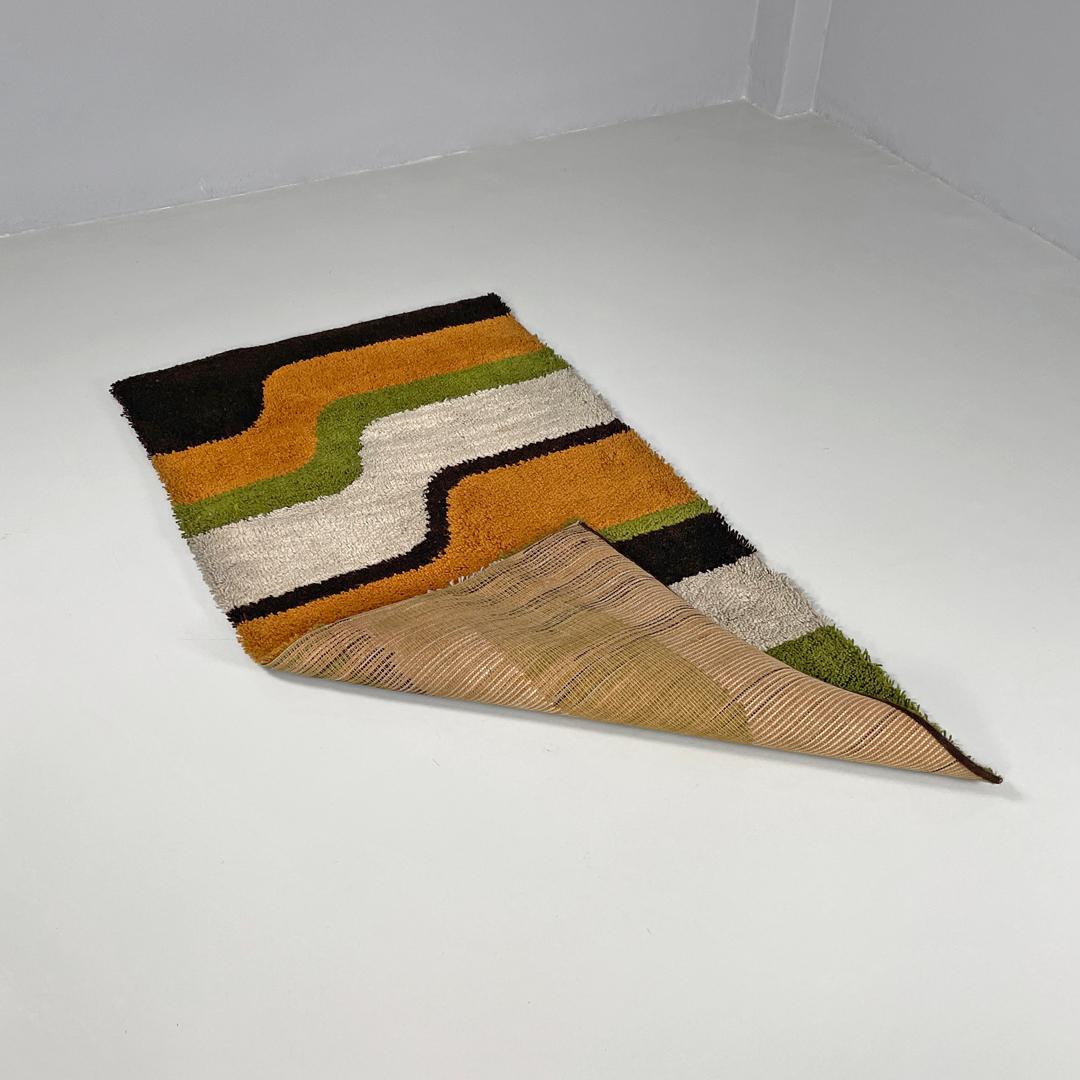Tappeto italiano moderno rettangolare con decorazioni ondulate in verde e arancione, anni '70 in vendita 1