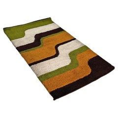 Italian modern rectangular rug with wavy decorations in green and orange, 1970s