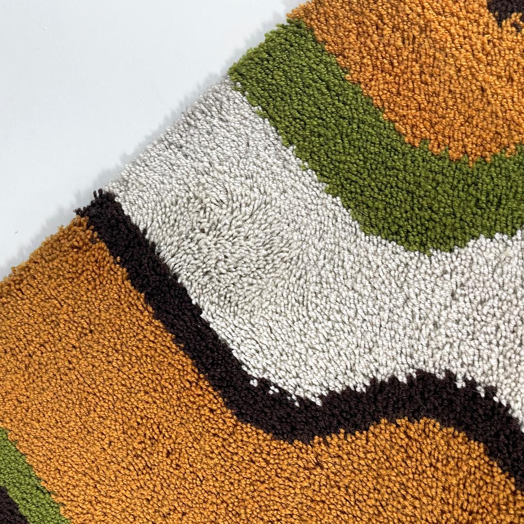 Tappeti italiani moderni rettangolari con decorazioni ondulate in verde e arancione, anni '70 in vendita 4