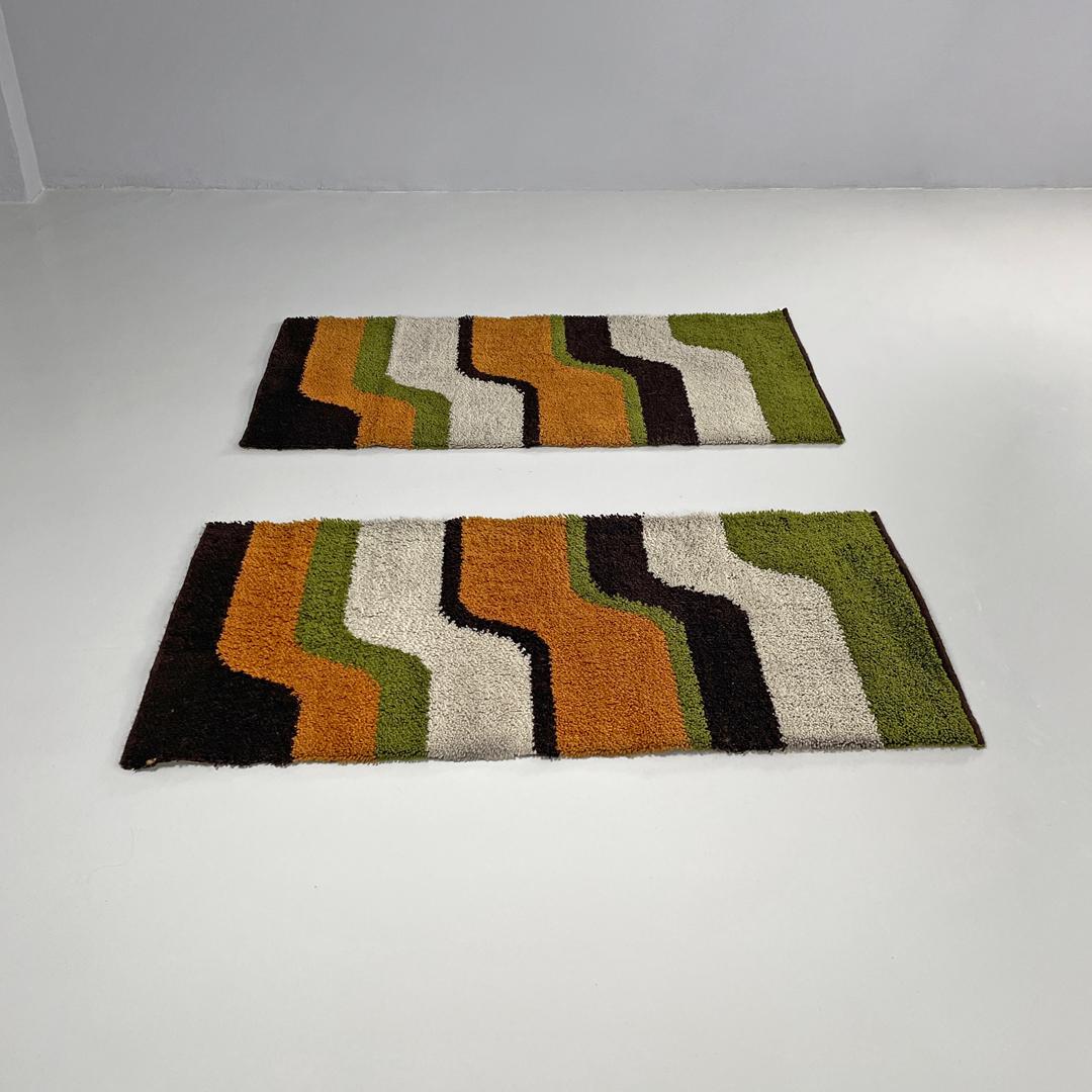 Italiano Tappeti italiani moderni rettangolari con decorazioni ondulate in verde e arancione, anni '70 in vendita