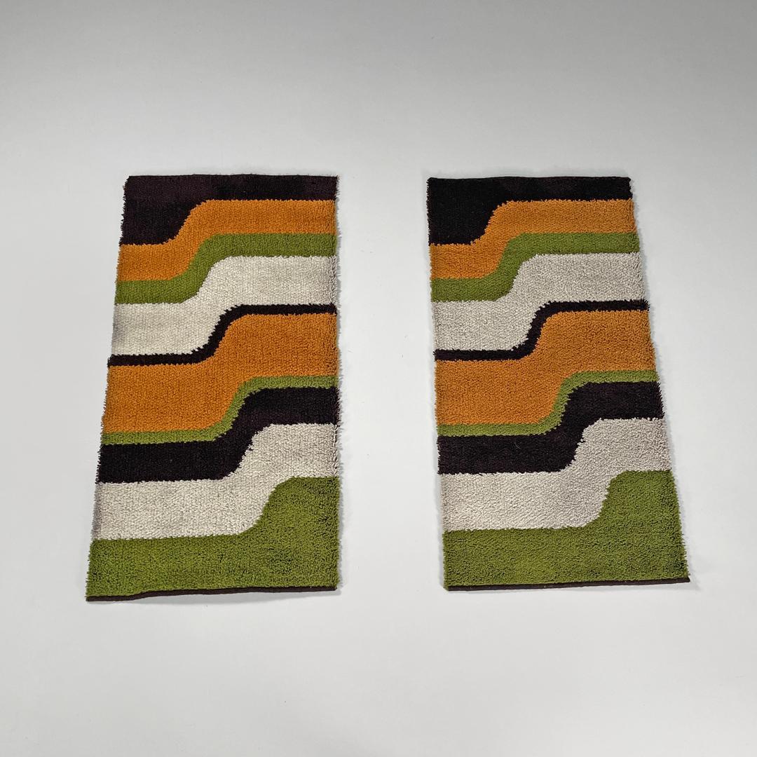 Tessuto Tappeti italiani moderni rettangolari con decorazioni ondulate in verde e arancione, anni '70 in vendita