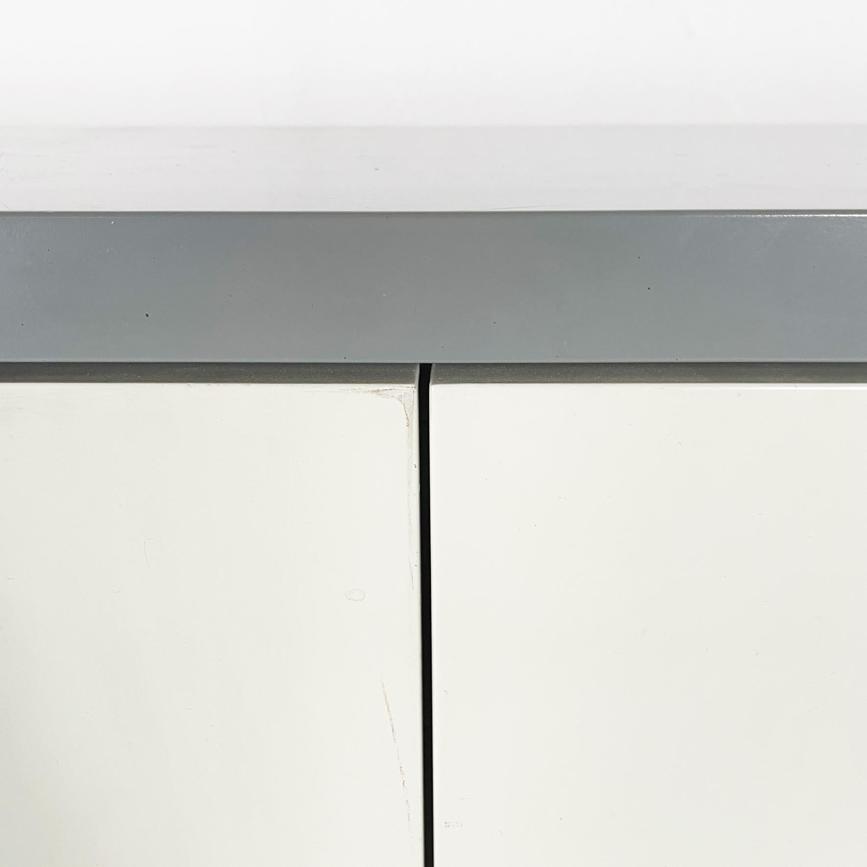 Modernes italienisches rechteckiges modernes Sideboard aus grauem und weißem Holz, 1980er Jahre im Angebot 3