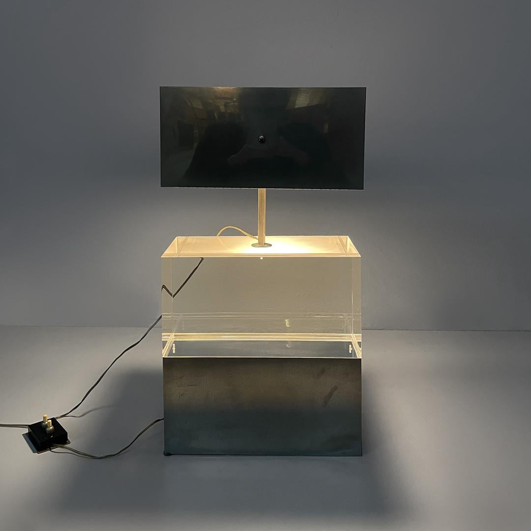 Italian modern rectangular table lamp in metal and transparent plexiglass, 1970s
Table lamp with a rectangular base. The rectangular lampshade is made of metal, the upper part is made of transparent plexiglass while the lower part is made of metal