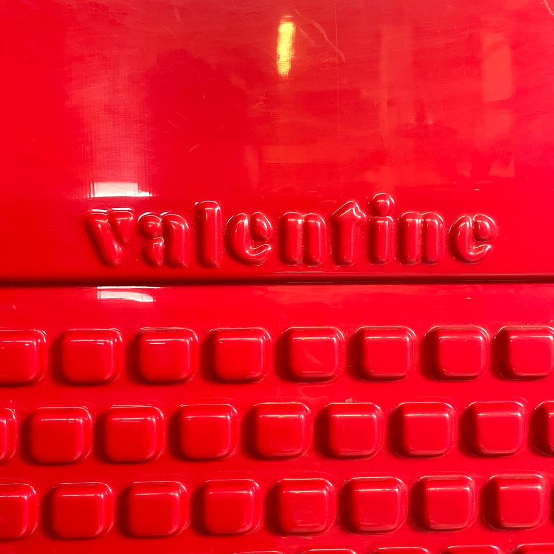 Enseigne publicitaire italienne moderne rouge Valentine Ettore Sottsass pour Olivetti 1970 en vente 9