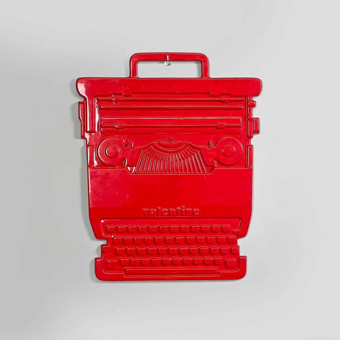 Enseigne publicitaire moderne italienne rouge Valentine Ettore Sottsass pour Olivetti 1970
Enseigne publicitaire modèle Valentine en plastique imprimé rouge représentant une machine à écrire stylisée.
Produit par Olivetti dans les années 1970 et