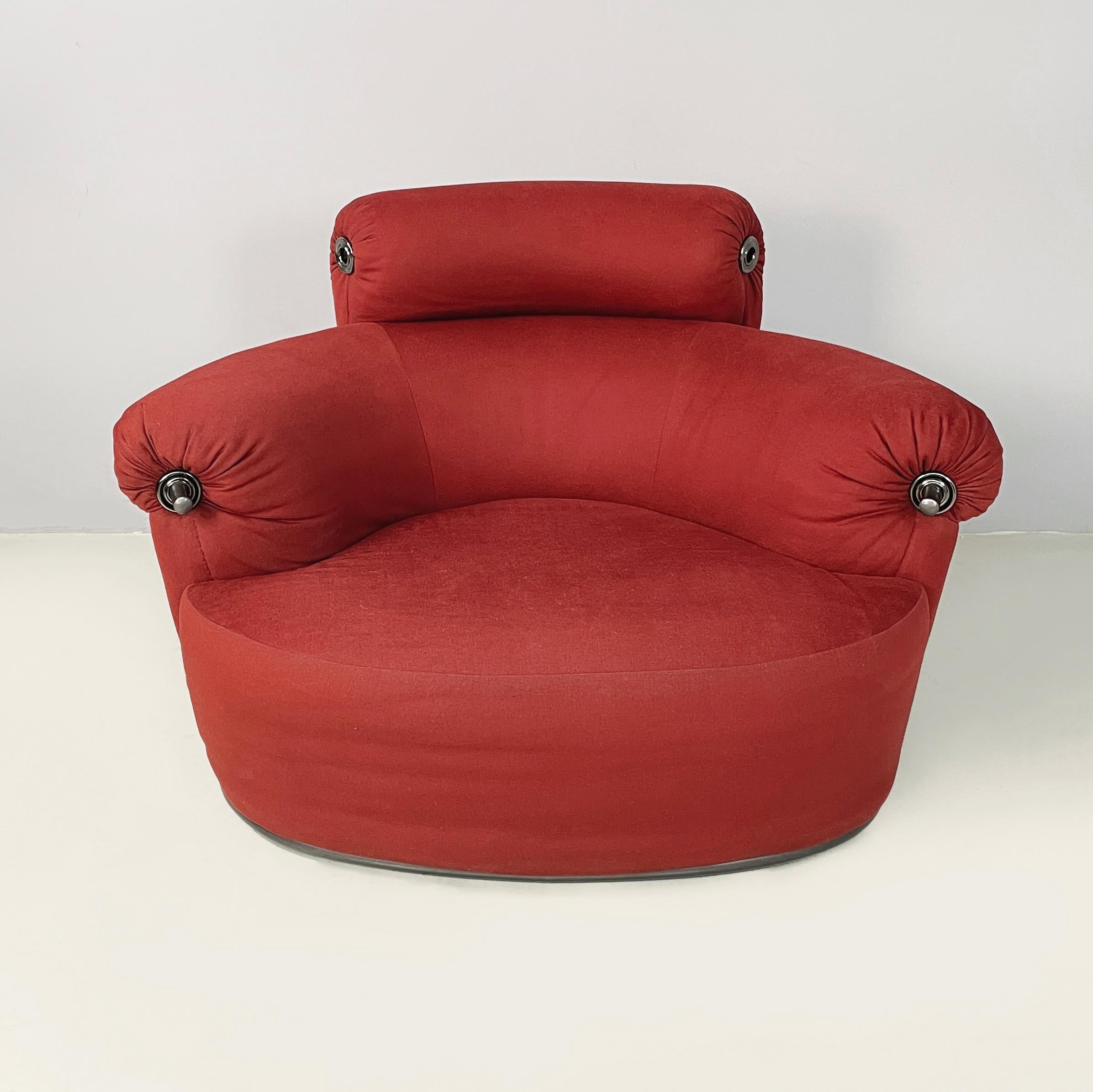 Sillón moderno italiano Toro rojo de Luigi Caccia Dominioni para Azucena, años 80
Sillón mod. Toro totalmente acolchado y tapizado en tela rojo oscuro, original de la época. El respaldo, el asiento y los reposabrazos tienen forma redondeada. En los
