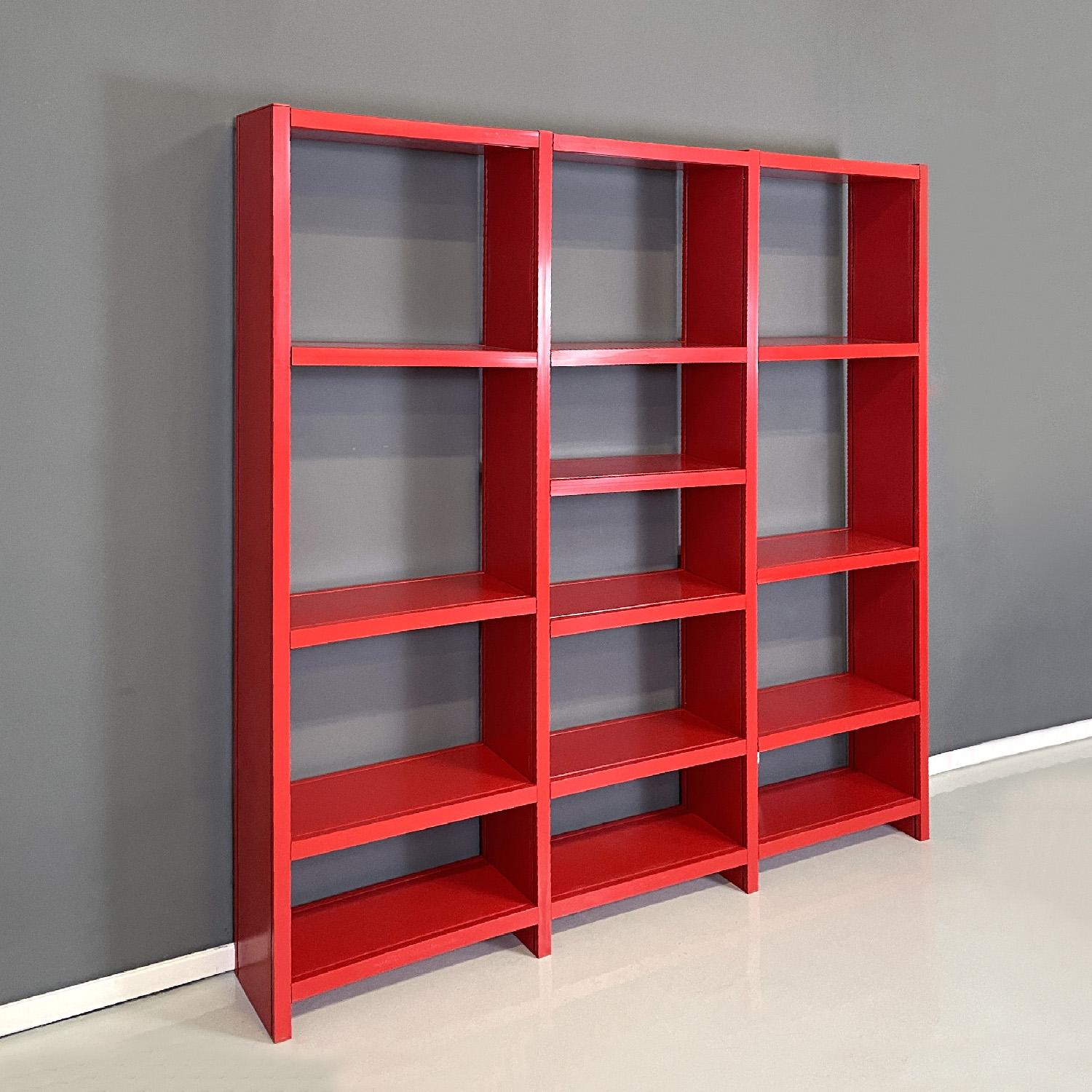 Italian modern red bookcase Dodona 300 by Ernesto Gismondi for Artemide, 1970s
Modular sky-earth bookcase mod. Dodona 300 in bright red plastic. The components are all rectangular in section, it is possible to change the arrangement of the shelves