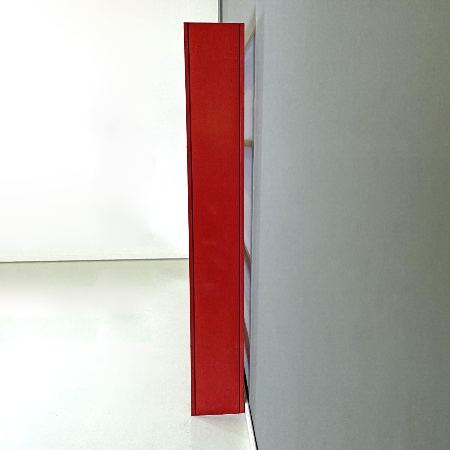 Italian modern red bookcase Dodona 300 by Ernesto Gismondi for Artemide, 1970s In Good Condition In MIlano, IT