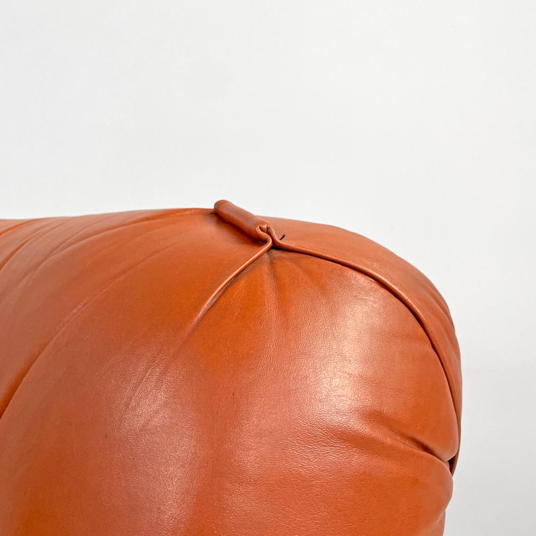 Poltrone moderne italiane in rosso marrone con base in legno e metallo e bottoni, anni '70 in vendita 3