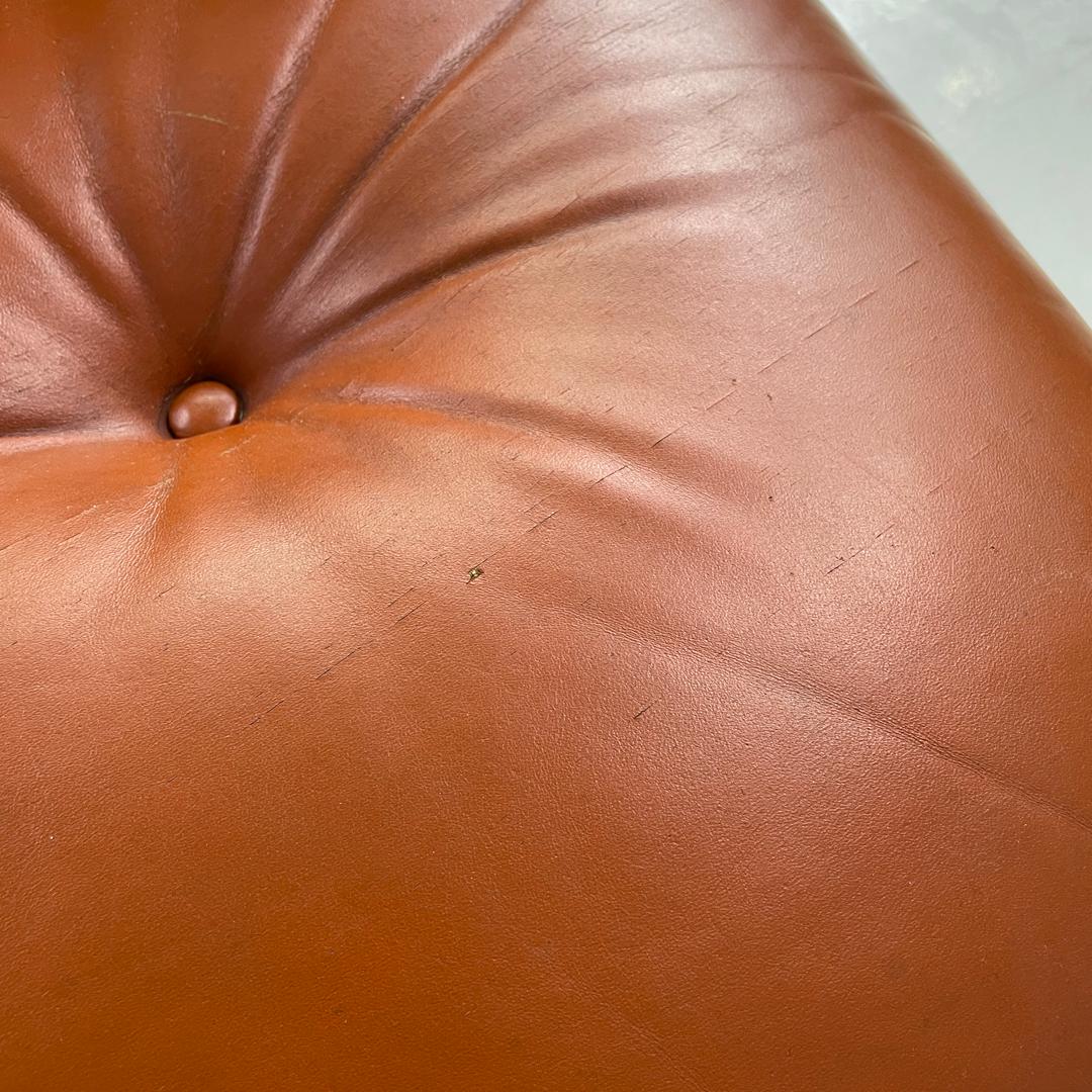 Poltrone moderne italiane in rosso marrone con base in legno e metallo e bottoni, anni '70 in vendita 4
