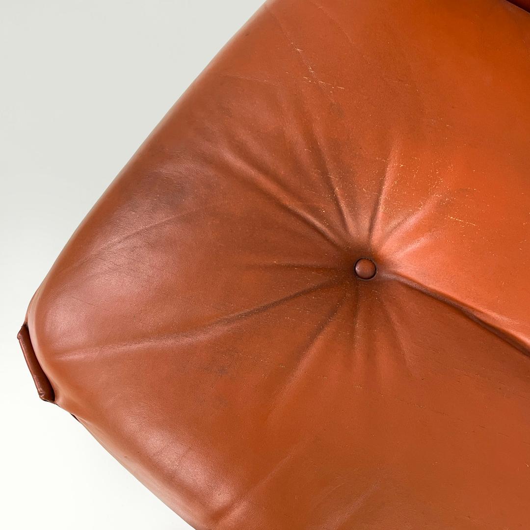 Poltrone moderne italiane in rosso marrone con base in legno e metallo e bottoni, anni '70 in vendita 5