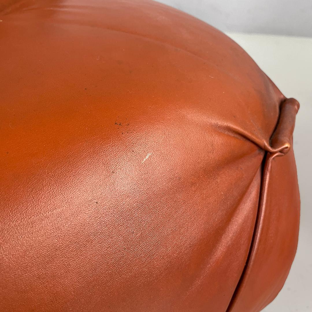 Poltrone moderne italiane in rosso marrone con base in legno e metallo e bottoni, anni '70 in vendita 6