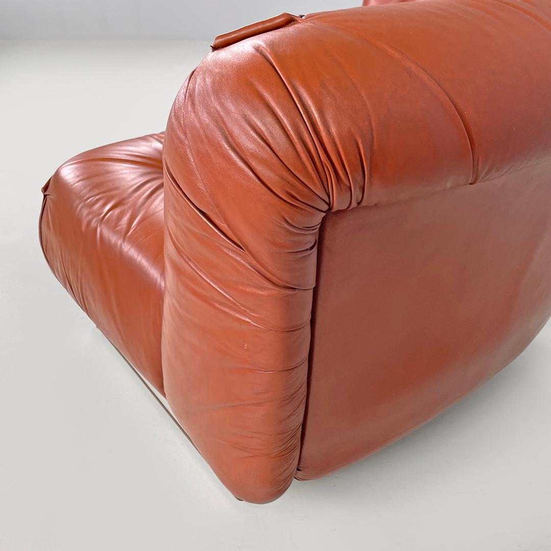 Poltrone moderne italiane in rosso marrone con base in legno e metallo e bottoni, anni '70 in vendita 7