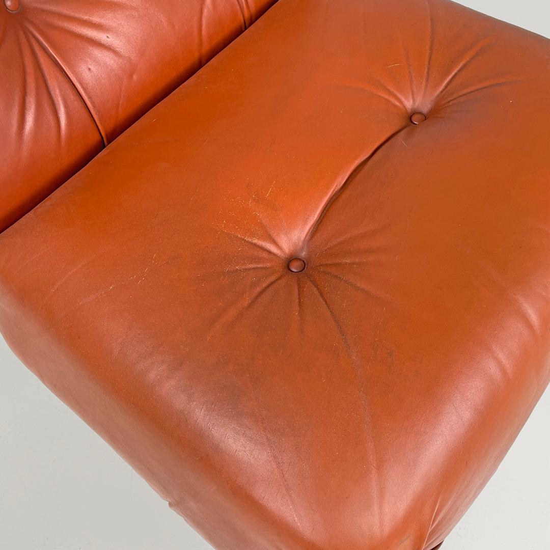 Poltrone moderne italiane in rosso marrone con base in legno e metallo e bottoni, anni '70 in vendita 8