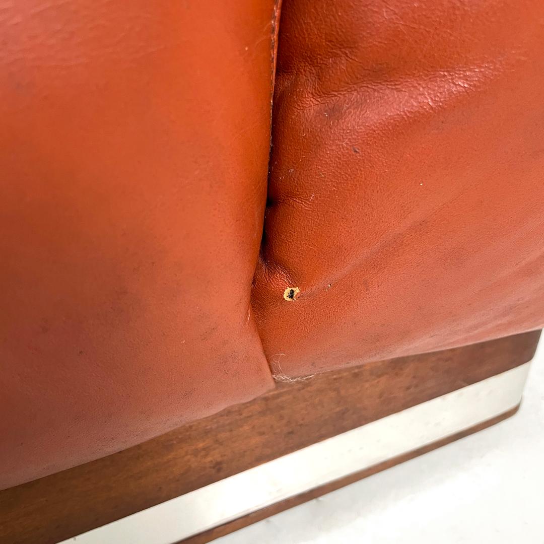 Poltrone moderne italiane in rosso marrone con base in legno e metallo e bottoni, anni '70 in vendita 9