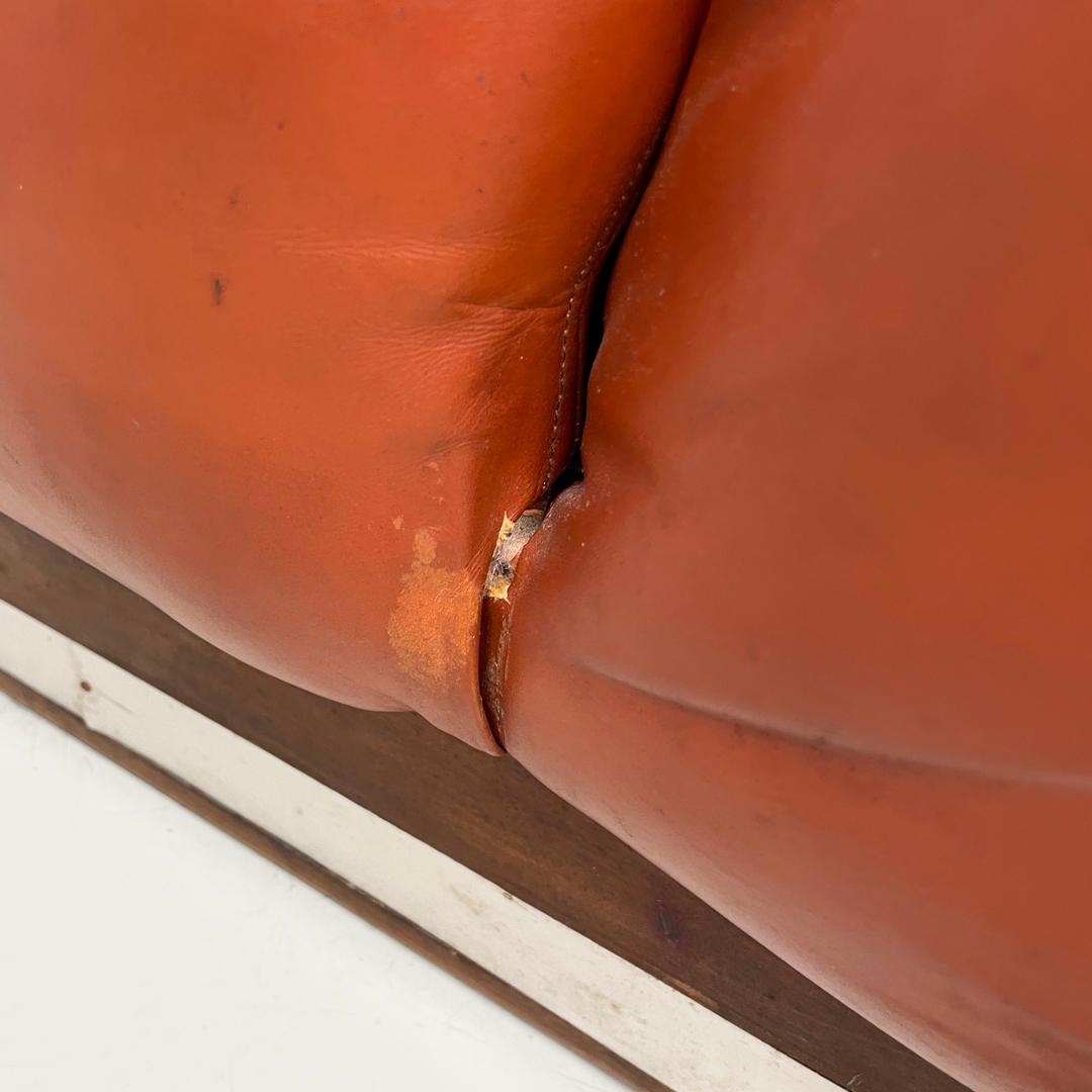 Poltrone moderne italiane in rosso marrone con base in legno e metallo e bottoni, anni '70 in vendita 10