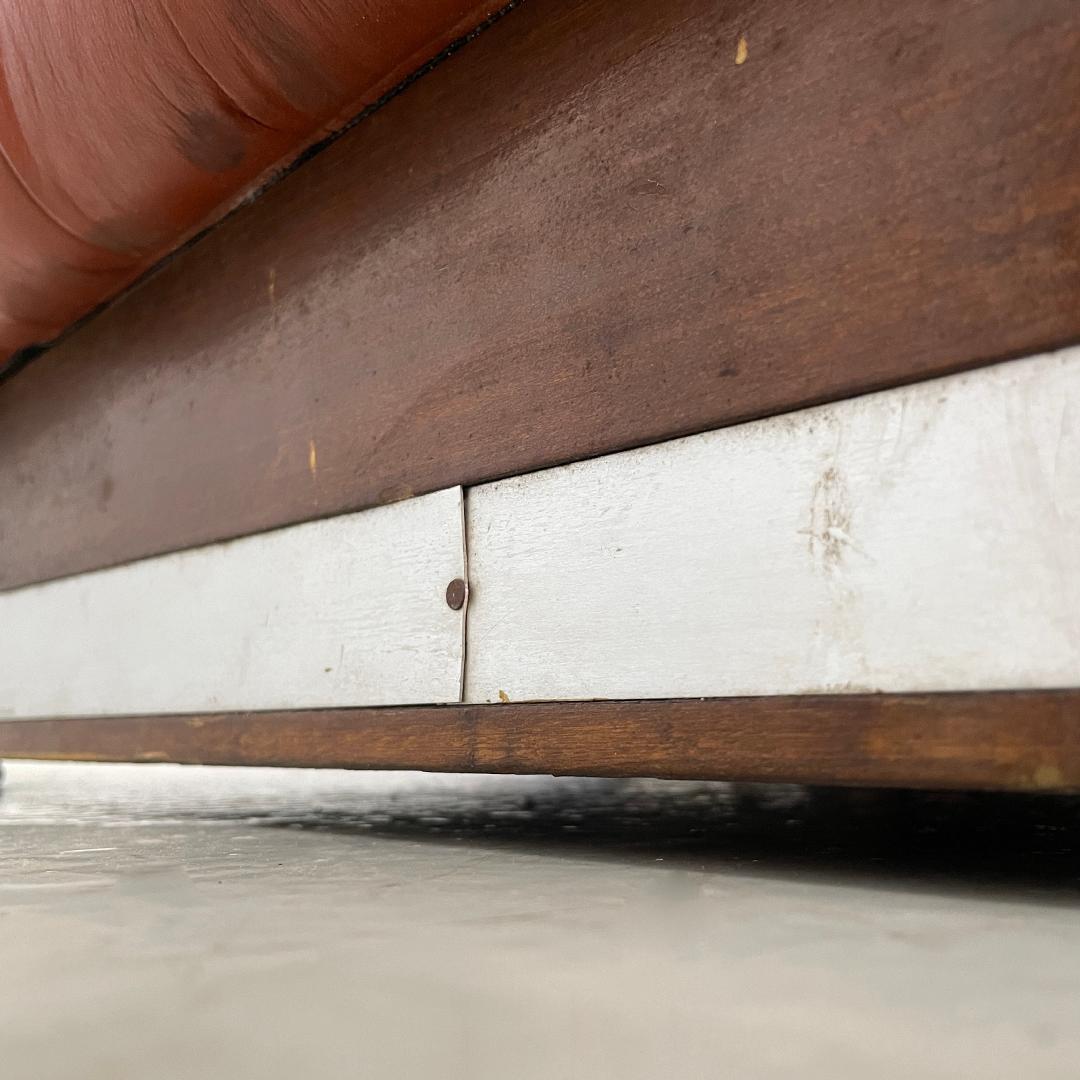 Poltrone moderne italiane in rosso marrone con base in legno e metallo e bottoni, anni '70 in vendita 11