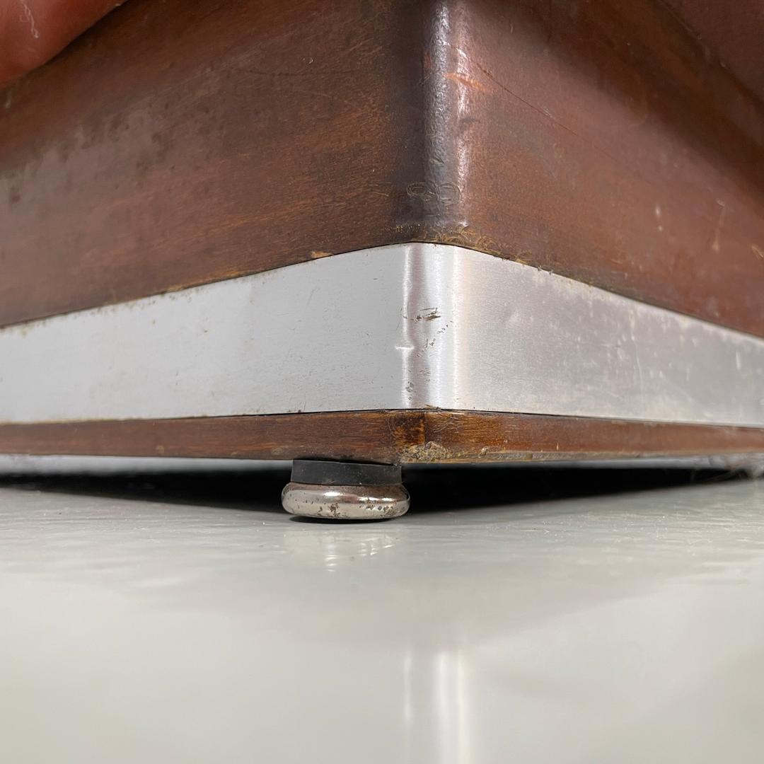 Poltrone moderne italiane in rosso marrone con base in legno e metallo e bottoni, anni '70 in vendita 12