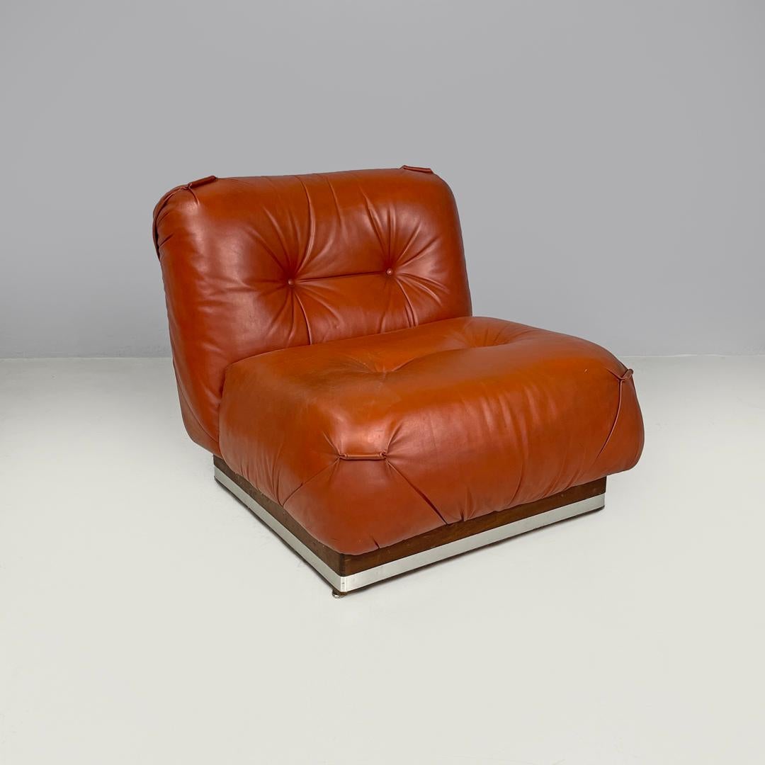 Poltrone moderne italiane in rosso marrone con base in legno e metallo e bottoni, anni '70
Coppia di poltrone in pelle marrone tendente al rosso mattone. La seduta e lo schienale seguono linee morbide e arrotondate, con quattro bottoni ciascuno.