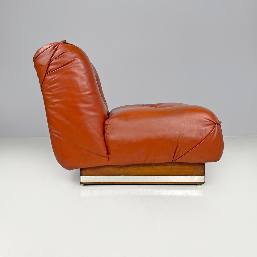 Moderno Poltrone moderne italiane in rosso marrone con base in legno e metallo e bottoni, anni '70 in vendita