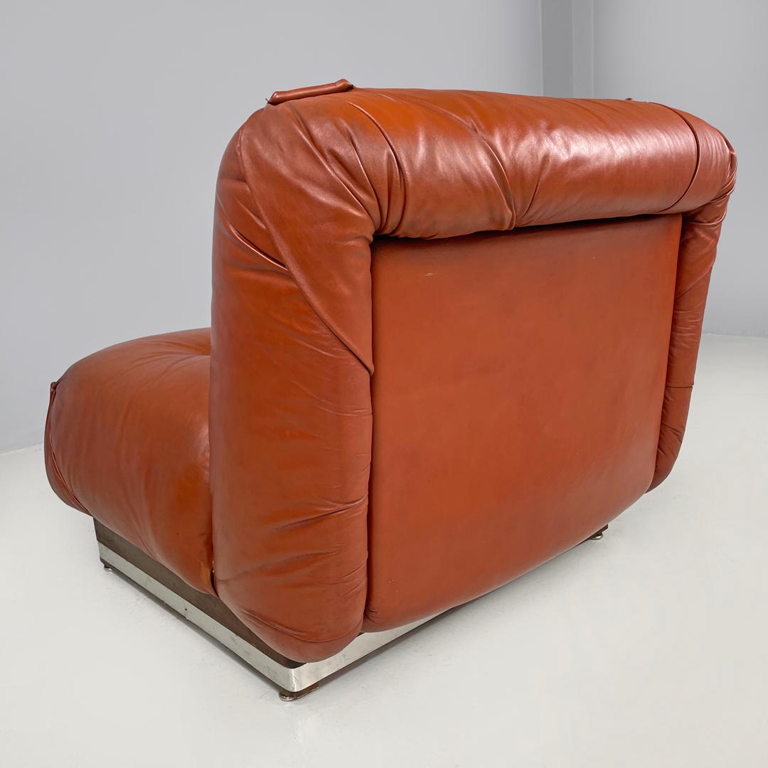 Italiano Poltrone moderne italiane in rosso marrone con base in legno e metallo e bottoni, anni '70 in vendita