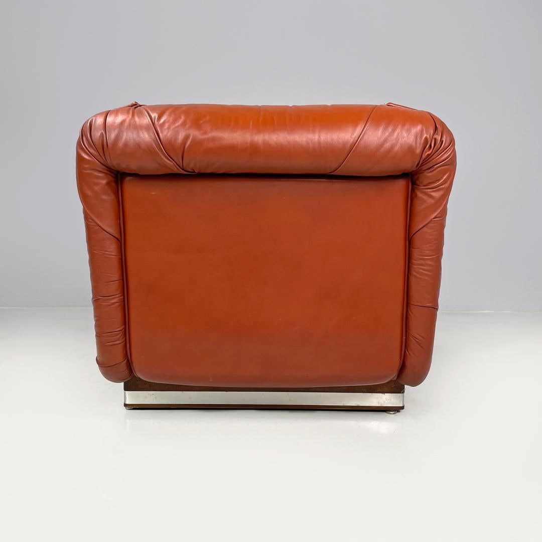 Poltrone moderne italiane in rosso marrone con base in legno e metallo e bottoni, anni '70 In condizioni discrete in vendita a MIlano, IT