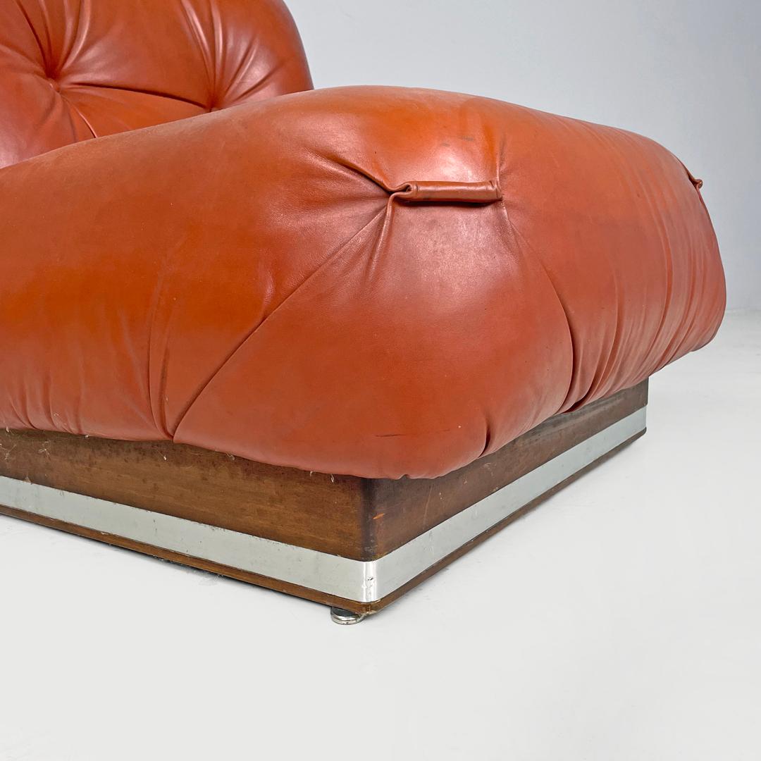 Fine XX secolo Poltrone moderne italiane in rosso marrone con base in legno e metallo e bottoni, anni '70 in vendita