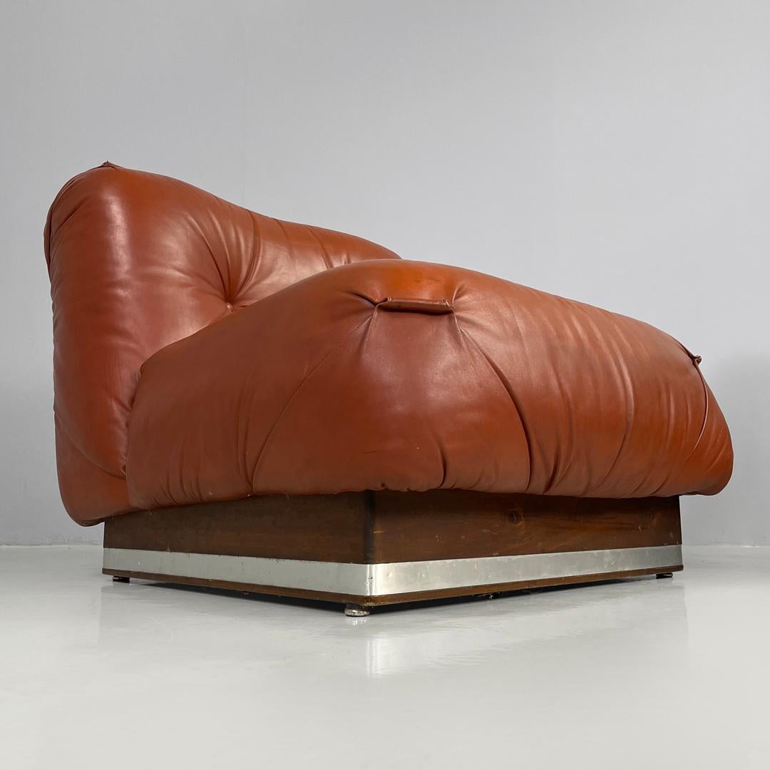 Metallo Poltrone moderne italiane in rosso marrone con base in legno e metallo e bottoni, anni '70 in vendita