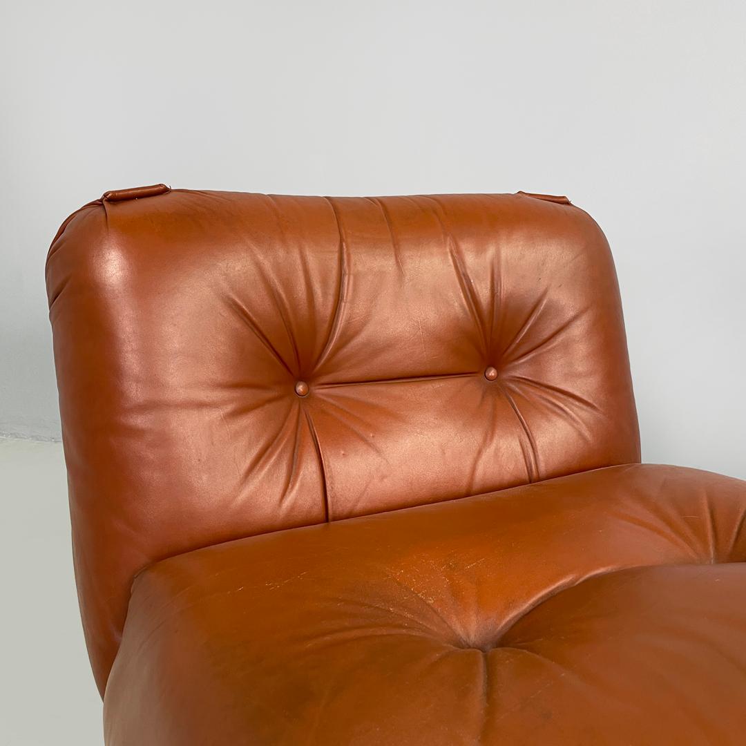 Poltrone moderne italiane in rosso marrone con base in legno e metallo e bottoni, anni '70 in vendita 1
