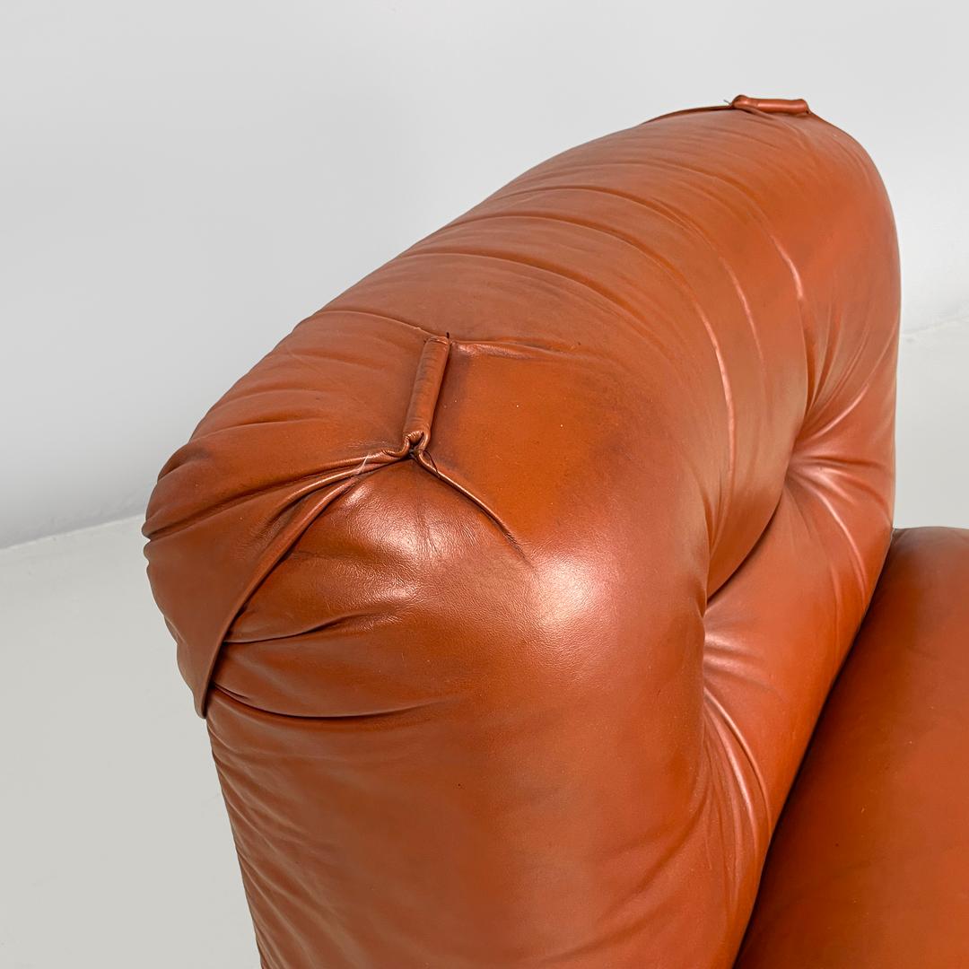 Poltrone moderne italiane in rosso marrone con base in legno e metallo e bottoni, anni '70 in vendita 2