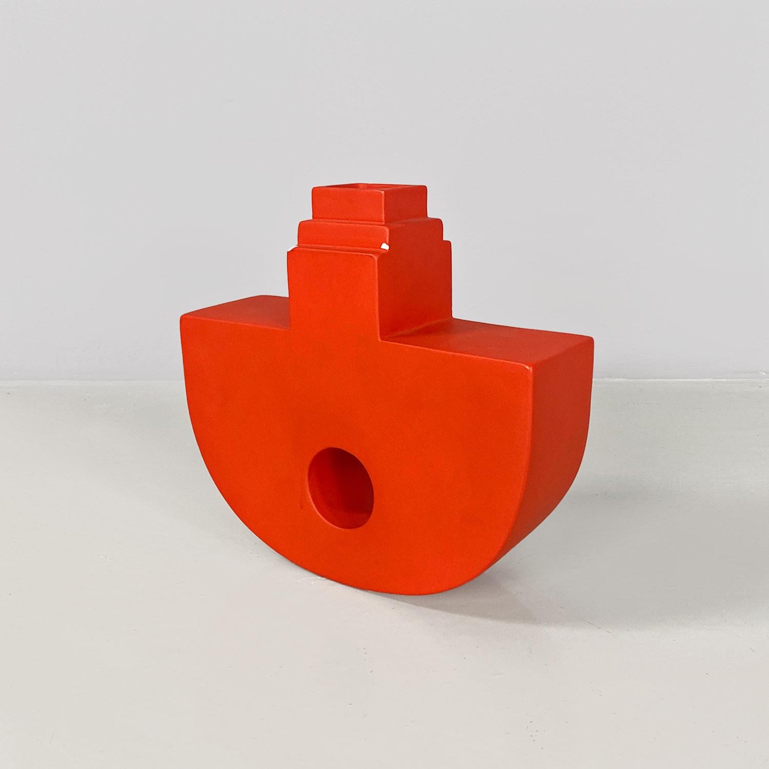 Skulptur mit dem Titel Dondolo, aus leuchtend orangefarbener, rot lackierter Keramik mit matter Oberfläche. Der Gegenstand der Skulptur ist geometrisch und an der Basis abgerundet. Die Skulptur kann auch als Vase verwendet werden, da sie im oberen