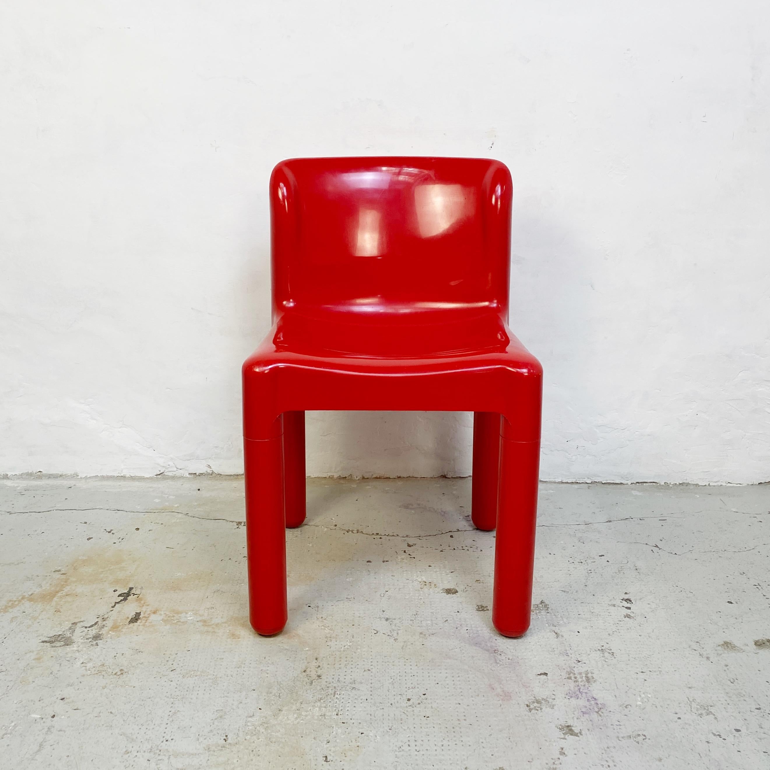 Italian modern red chairs mod. 4875 by Carlo Bartoli for Kartell, 1970s.
Pair of chairs with rounded shapes, In red plastic with removable legs.

Good conditions.

Measures in cm 42 x 46 x 72 H.
