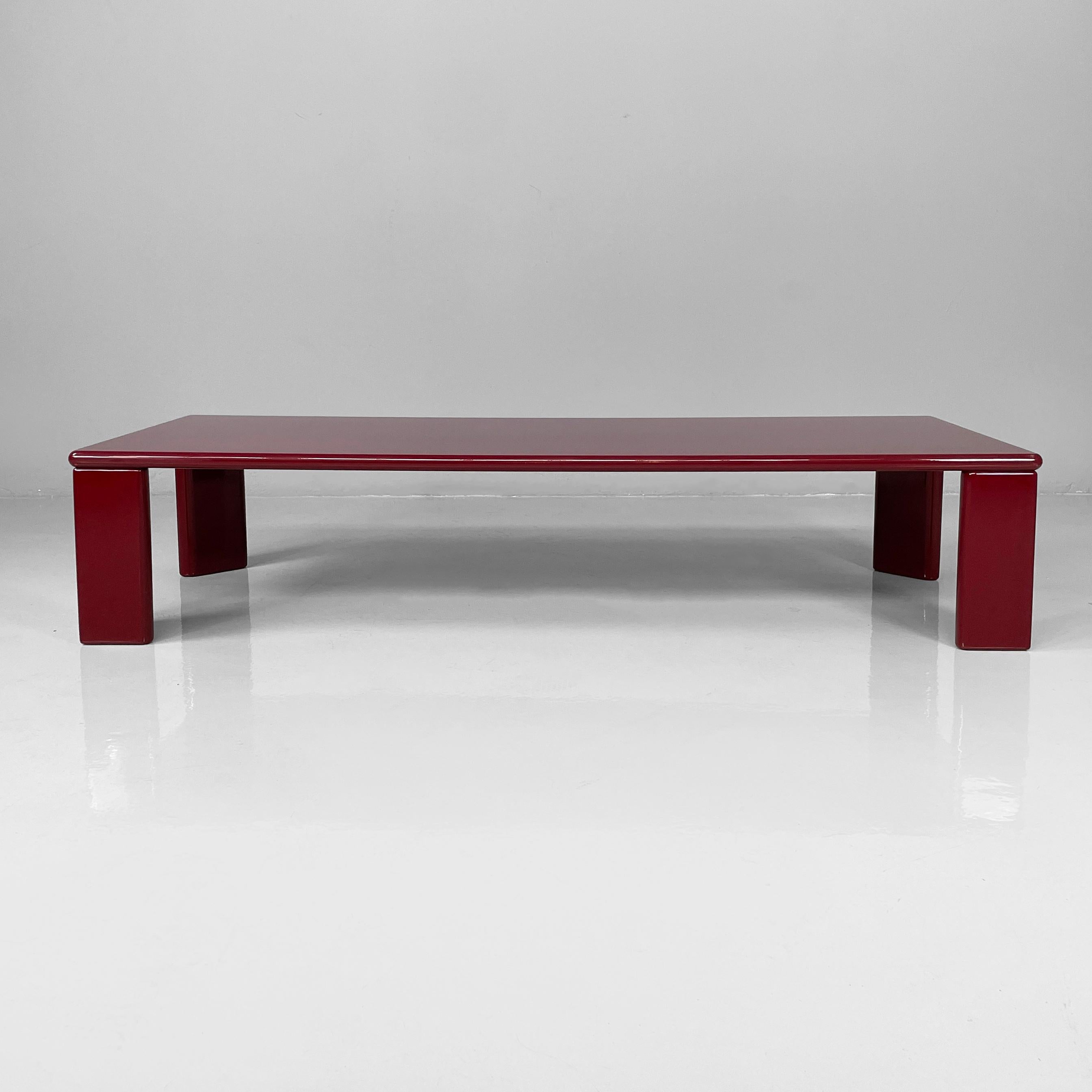 Table basse moderne italienne rouge Ming par Kazuhide Takahama pour Gavina, années 1980
Table basse iconique et vintage modèle Ming avec plateau rectangulaire et coins arrondis en bois laqué rouge bordeaux. Les pieds de section triangulaire sont