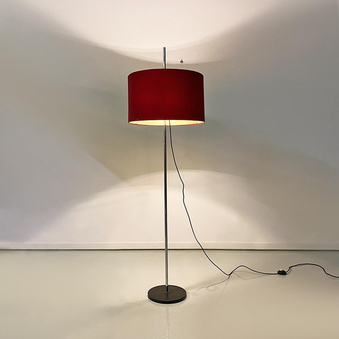 Italian modern red fabric, black metal and chromed steel adjustable height floor lamp, 1970s.
Floor or floor lamp with round black metal base, round section steel stem and red fabric lampshade. The lampshade and the lamp holder have an easily
