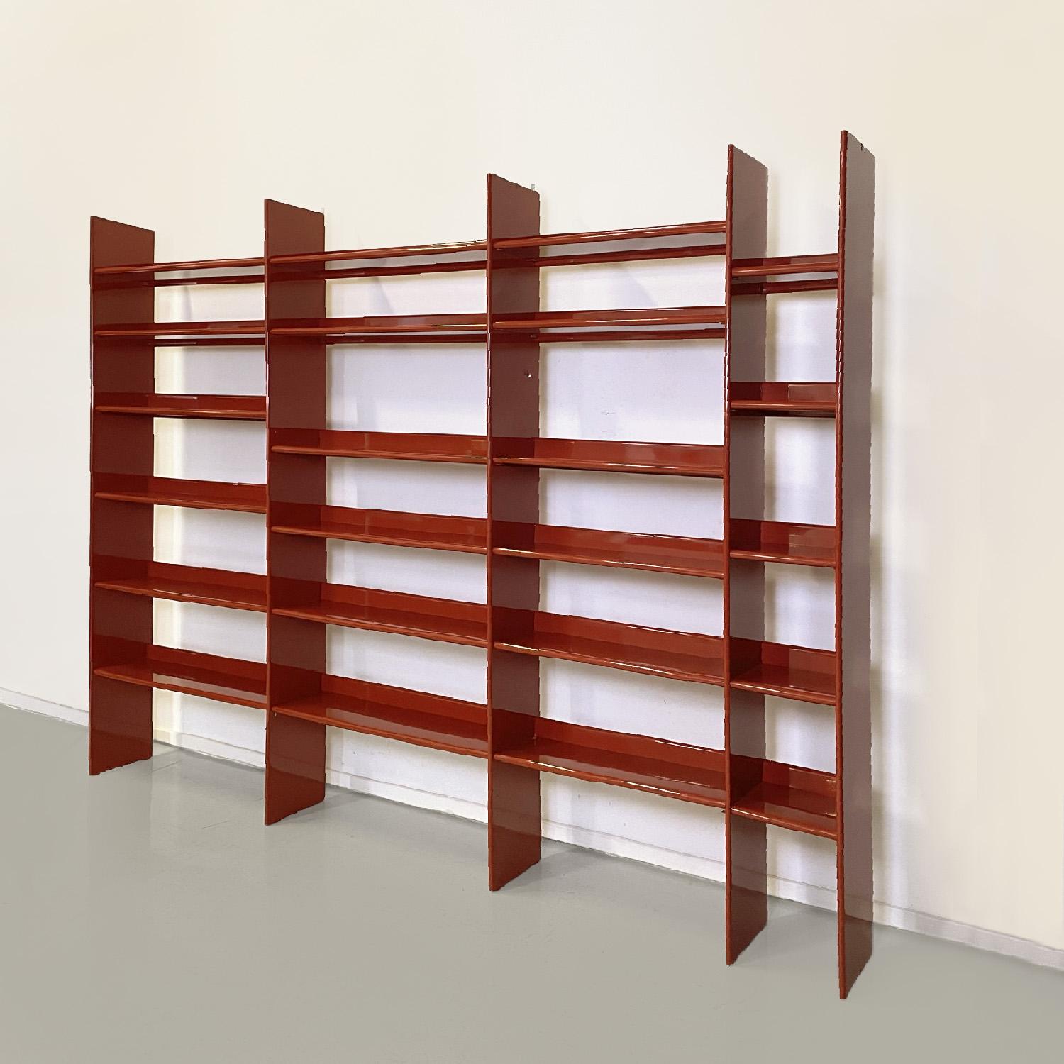 Italian modern red lacquered plywood bookcase, 1970s
Free-standing bookcase in glossy red lacquered plywood. This bookcase features three larger shelving units and one smaller unit. The shelves can be arranged as desired.
1970s.
Good condition, it