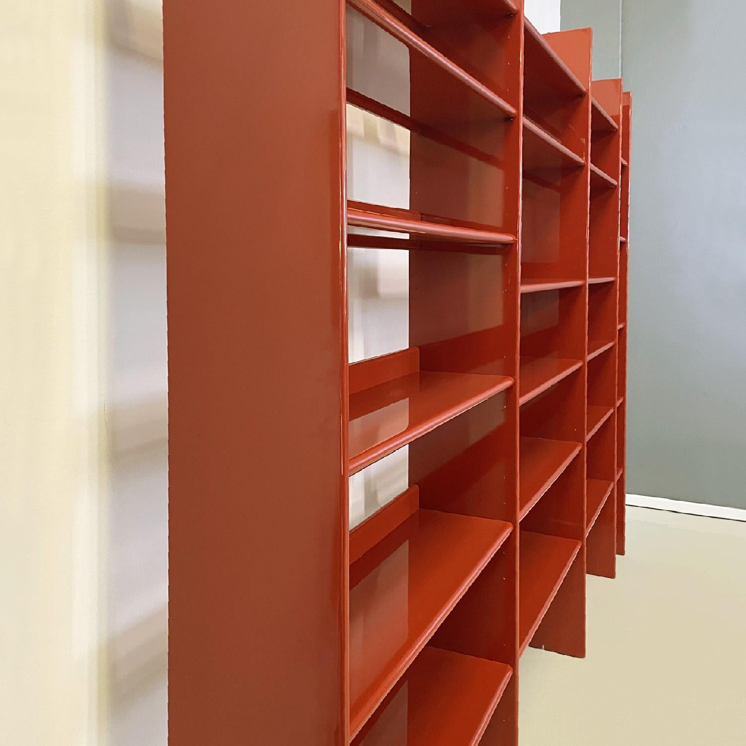 Italian modern red lacquered plywood bookcase, 1970s In Good Condition In MIlano, IT