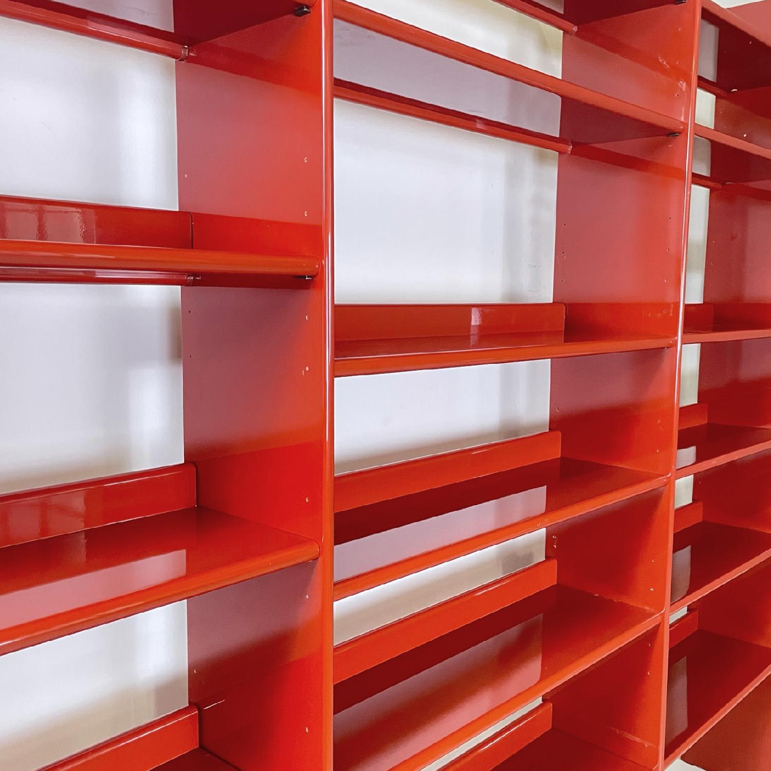 Italienisches modernes Bücherregal aus rot lackiertem Sperrholz, 1970er Jahre (Ende des 20. Jahrhunderts)
