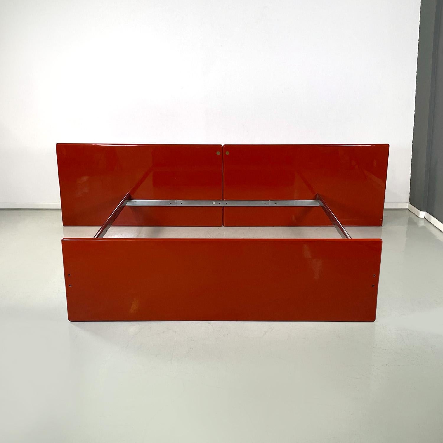 Italian modern red lacquered wood metal bed by Takahama for Simon Gavina, 1970s
Rectangular bed with vermilion red lacquered wooden structure and metal. The structure that contains the nets is in silver metal. The two panels that make up the