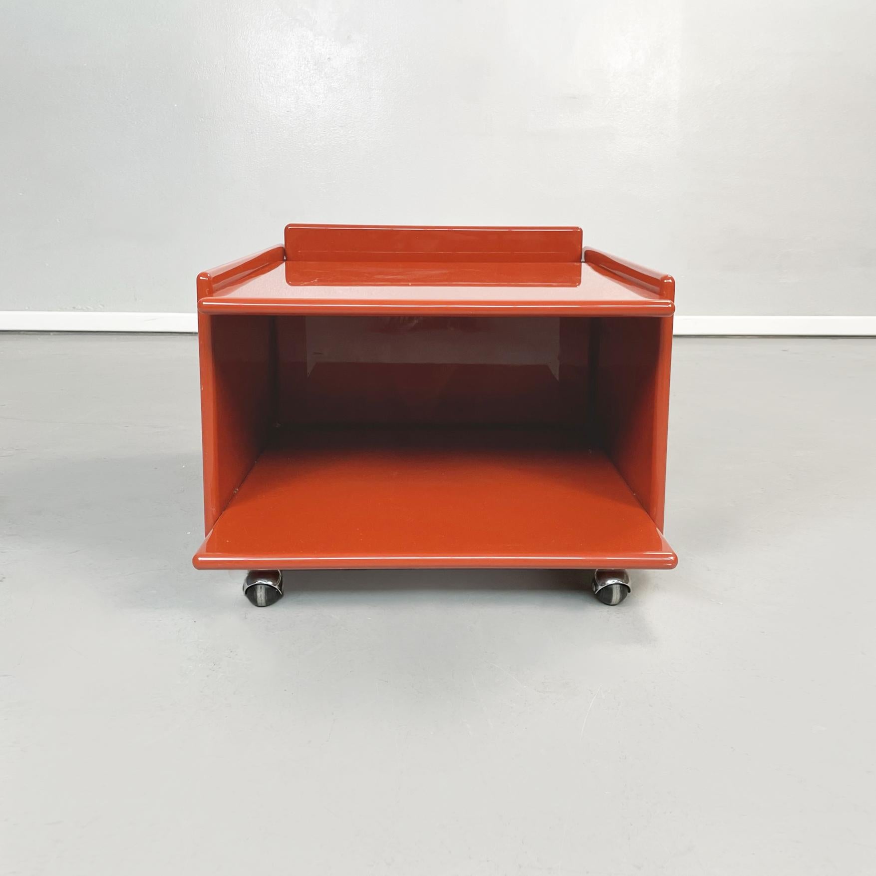 Mid-Century Modern Italian Modern Red Lacquered Wooden Bedside Table by Takahama for Gavina, 1970s