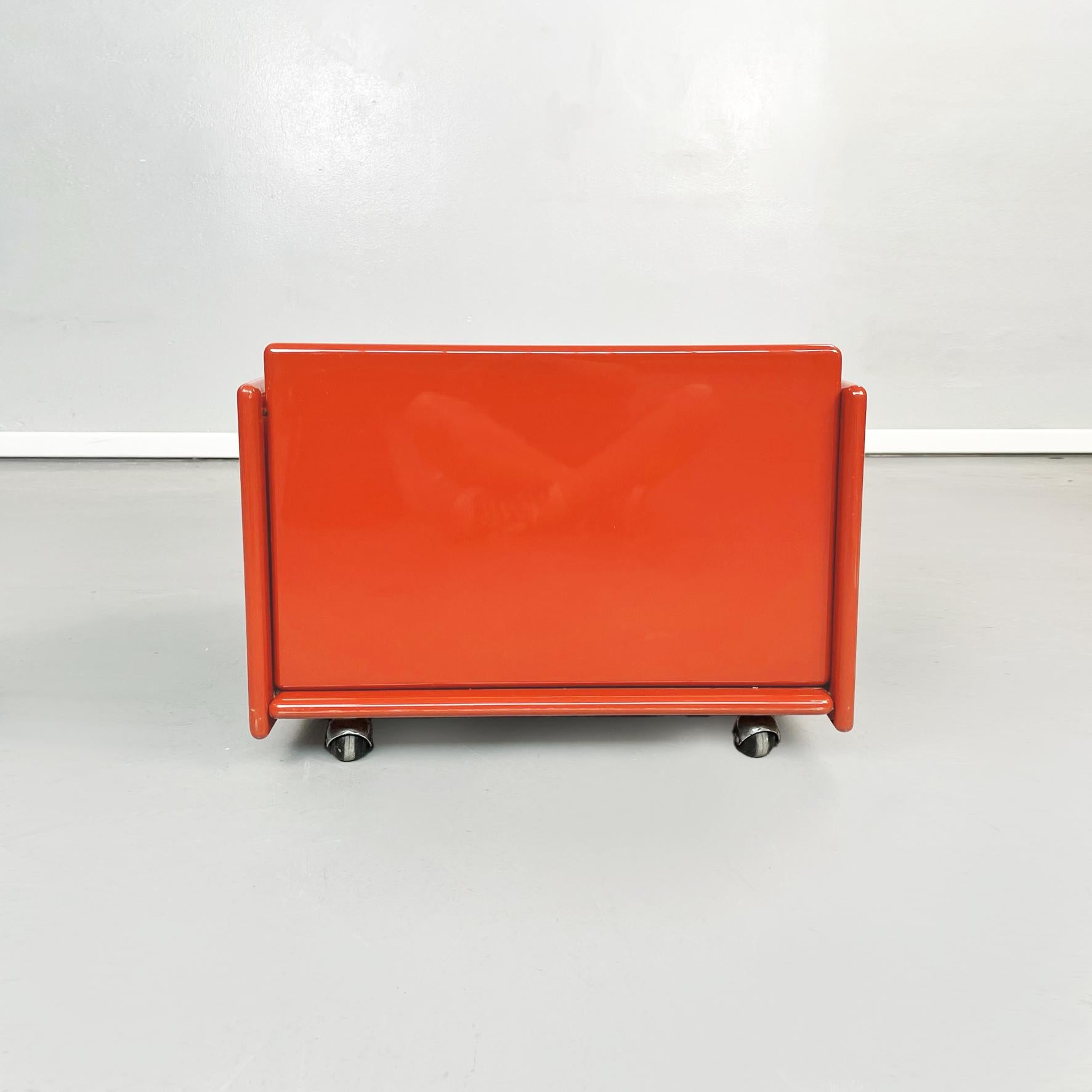 Italian Modern Red Lacquered Wooden Bedside Table by Takahama for Gavina, 1970s In Good Condition In MIlano, IT