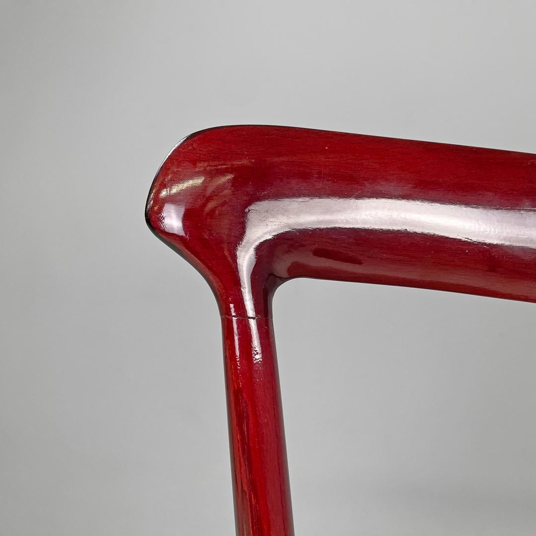 Italienische moderne rot lackierte Holzstühle mit elfenbeinweißem Stoff, 1970er Jahre im Angebot 5