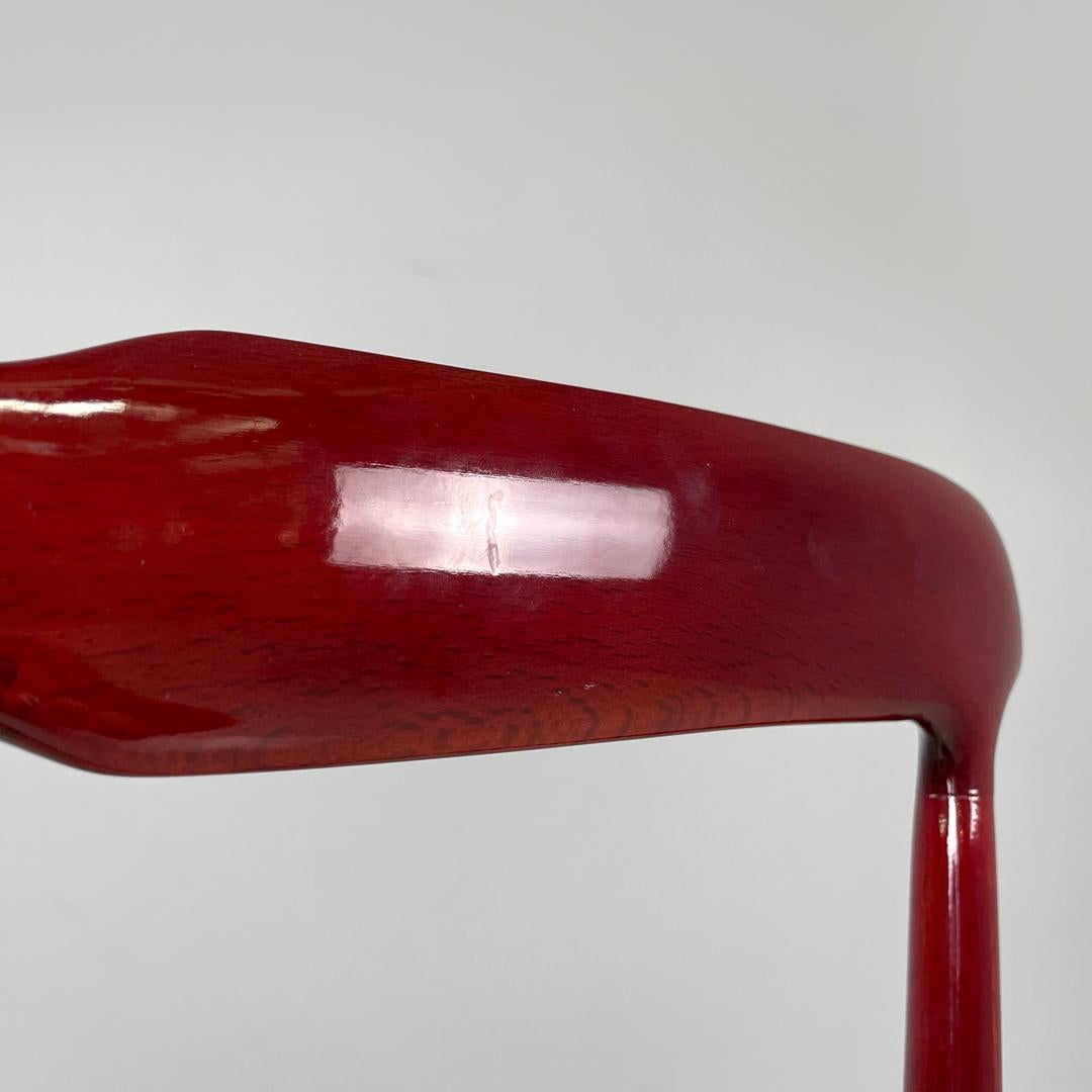 Italienische moderne rot lackierte Holzstühle mit elfenbeinweißem Stoff, 1970er Jahre im Angebot 6