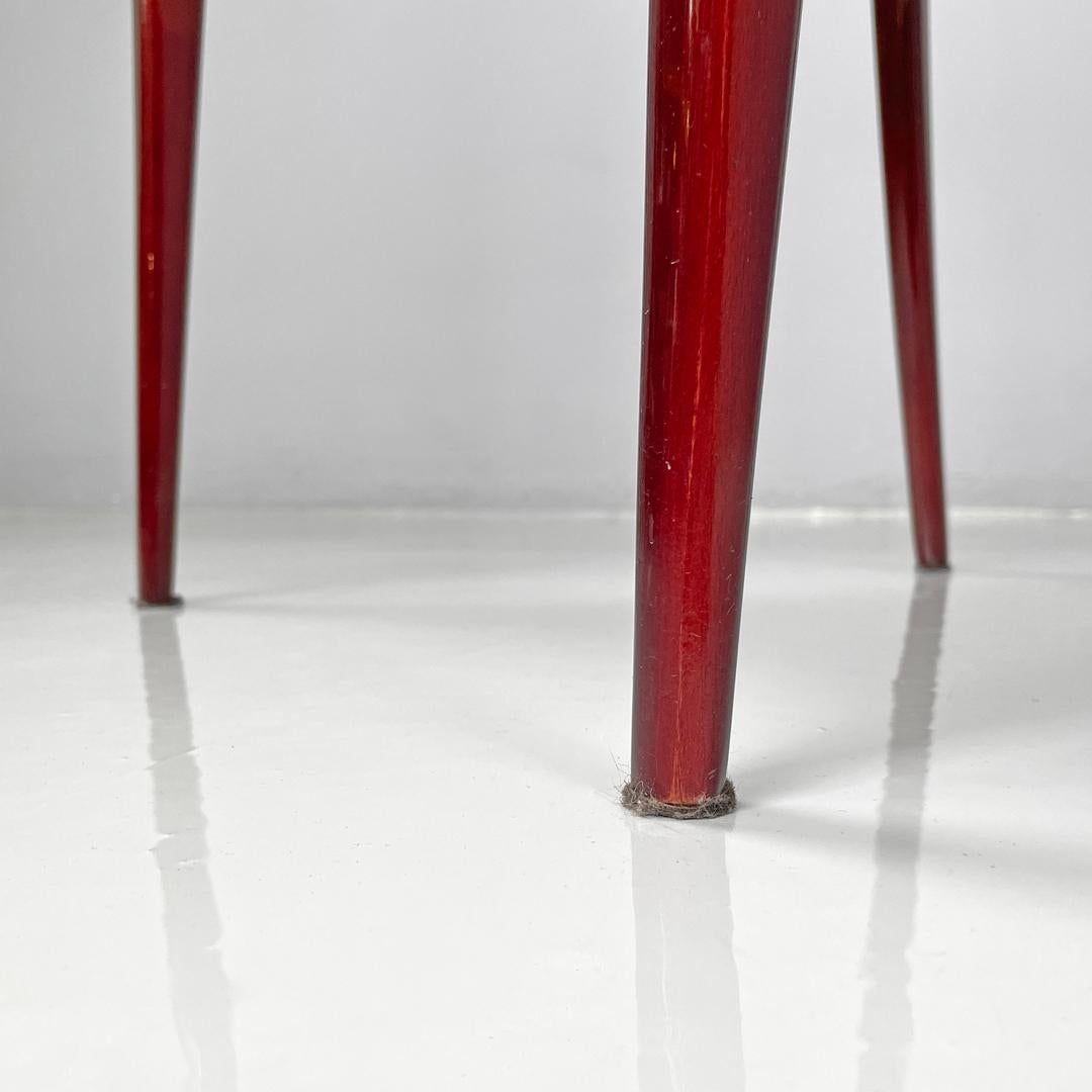 Italienische moderne rot lackierte Holzstühle mit elfenbeinweißem Stoff, 1970er Jahre im Angebot 13