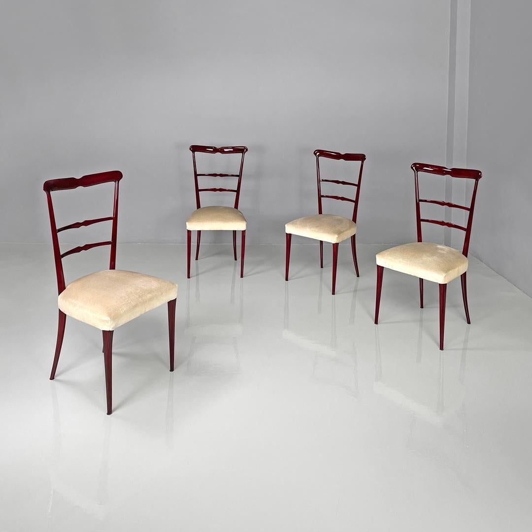 Italienische moderne rot lackierte Holzstühle mit elfenbeinweißem Stoff, 1970er Jahre
Set aus vier Stühlen aus dunkelrot lackiertem Holz mit glänzender Oberfläche. Der Sitz ist gepolstert und mit elfenbeinweißem Stoff bezogen. Mit vier Beinen mit