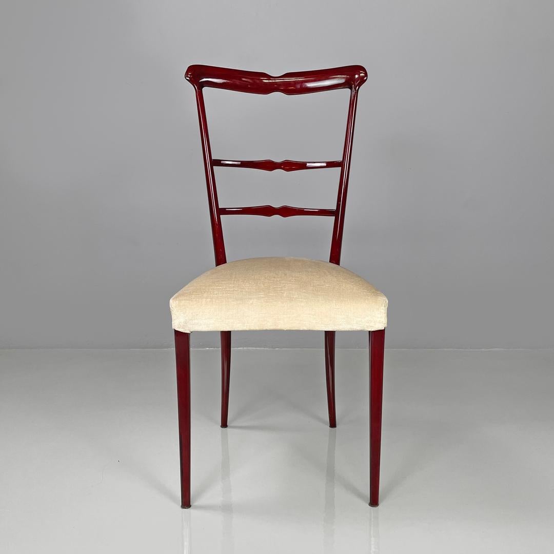 Italienische moderne rot lackierte Holzstühle mit elfenbeinweißem Stoff, 1970er Jahre (Moderne) im Angebot
